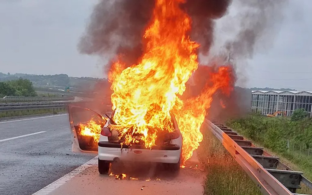 Izgorilo vozilo na auto-putu kod Prnjavora