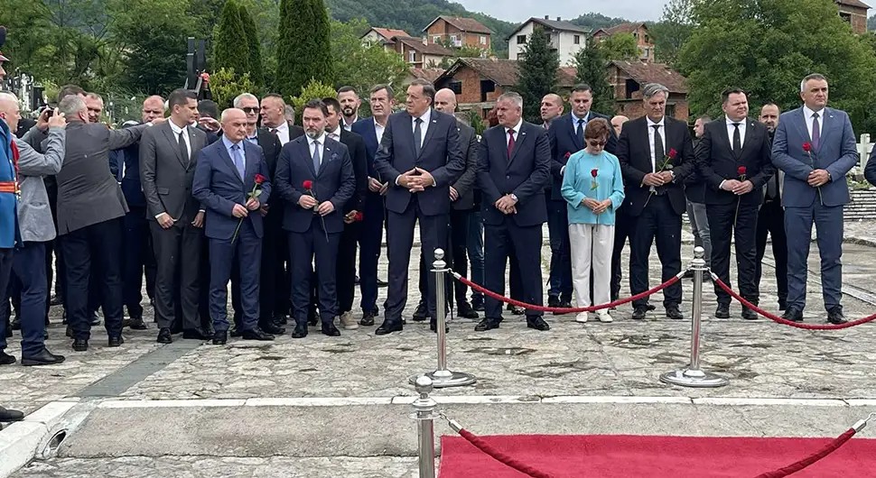 Zvaničnici Srpske položili vijence na centralni spomen-krst na bratunačkom groblju