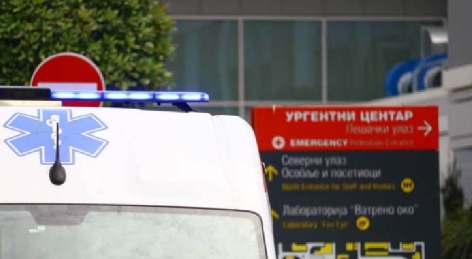 Upucan mladić (20), izbačen iz automobila ispred Urgentnog centra