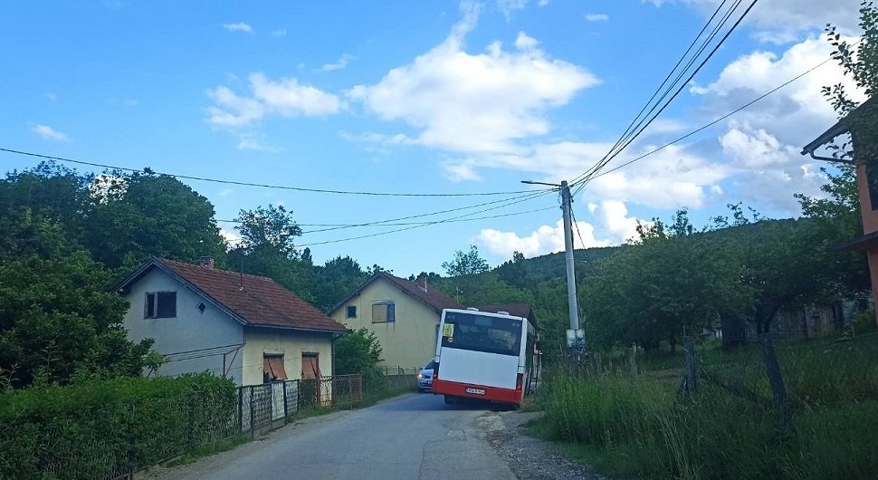 Autobus za Debeljake sletio u kanal