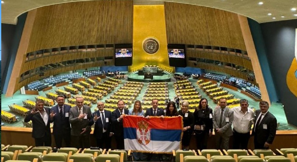 Skandal u zgradi UN: Obezbjeđenje pokušalo da otme zastavu delegaciji srpskih žrtava iz BiH