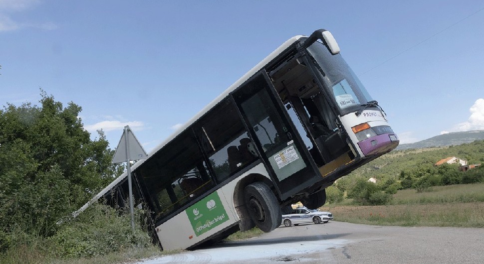 Autobus pun đaka se zapalio pa sletio sa puta u Hrvatskoj