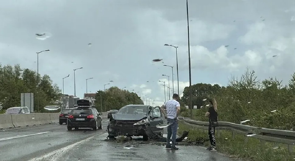 Saobraćajna nezgoda na “Prijedorskoj petlji“, udario u zaštitnu ogradu