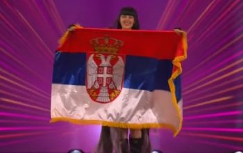Teja Dora raširila zastavu Srbije