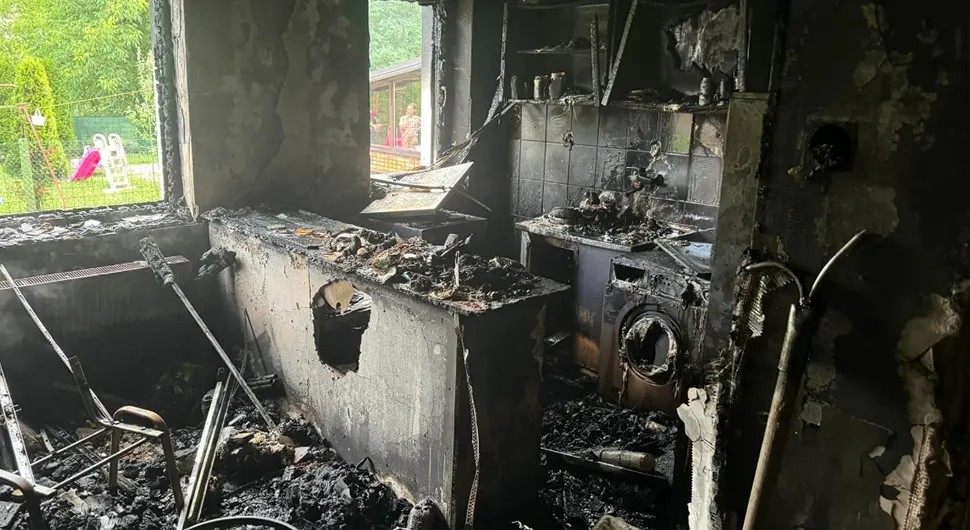 Vatrogasci spasili ženu iz buktinje, stan u potpunosti izgorio
