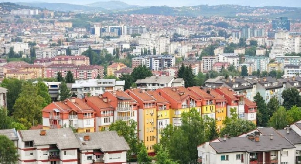 Pljačka u Banjaluci! Ušao u market sa pištoljem i ukrao novac