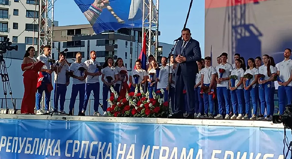 Predstavljeni sportisti iz Srpske za igre BRIKS-a; Dodik uručio zastavu