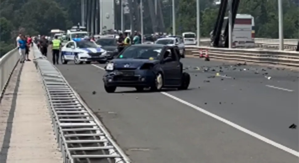 MUŠKARAC POGINUO NA MOSTU SLOBODE! Stravičan sudar motocikla i automobila u Novom Sadu