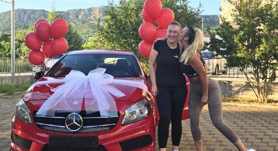 Šefica radnici poklonila novi Mercedes