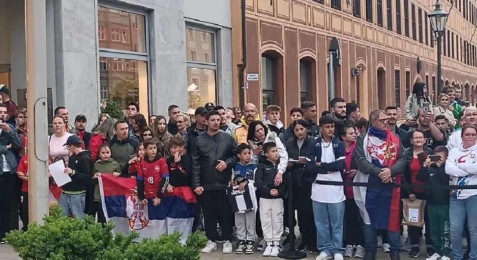 Uskoro se očekuje dolazak fudbalera Srbije, navijači okupirali hotel
