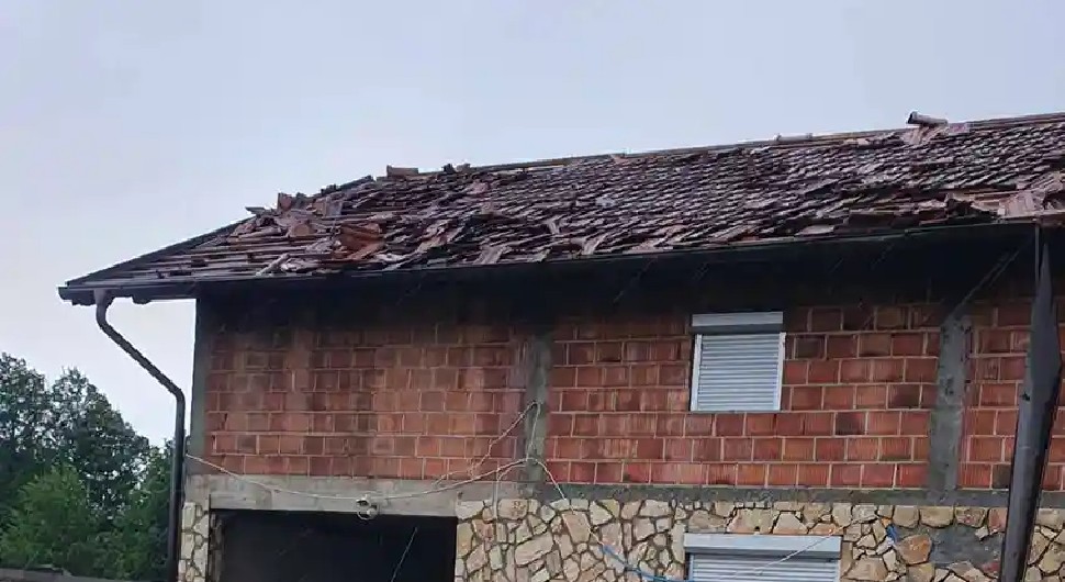 Nevrijeme u Banjaluci otkidalo krovove!