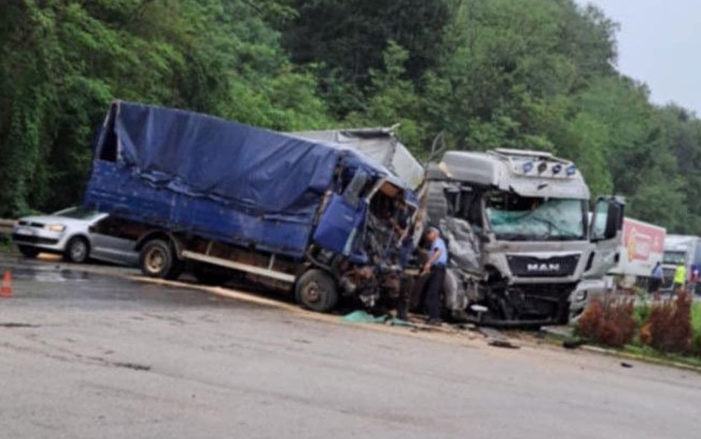 Detalji nesreće kod Modriče – Sudar dva kamiona i auta! Četvoro povrijeđenih