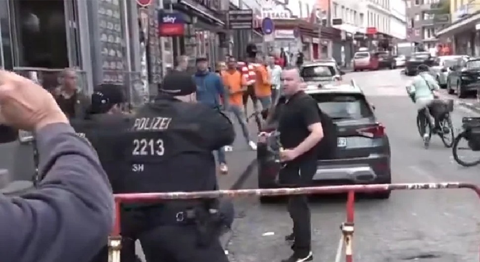 Objavljen snimak iz Njemačke: Ljudi panično bježe, policija puca u napadača