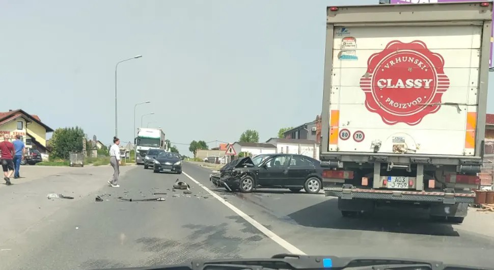 Žestok sudar u Banjaluci, prednji dio auta skršen