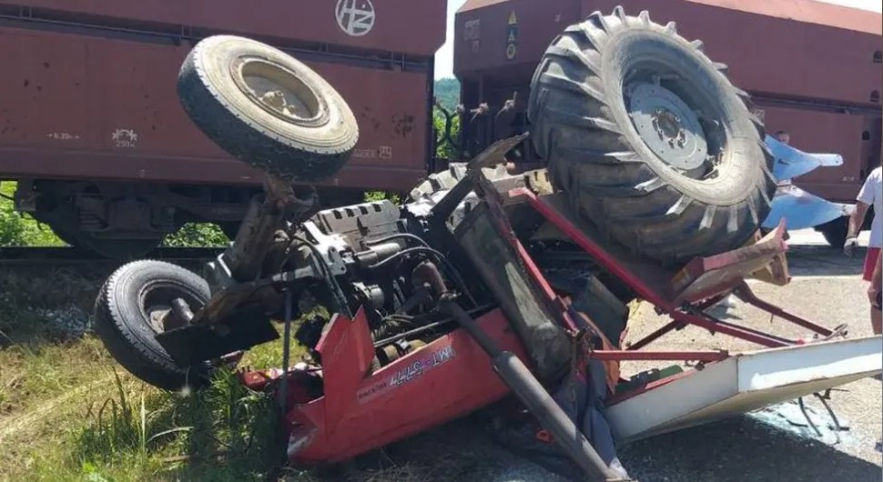 Teretni voz naletio na traktor u Modriči