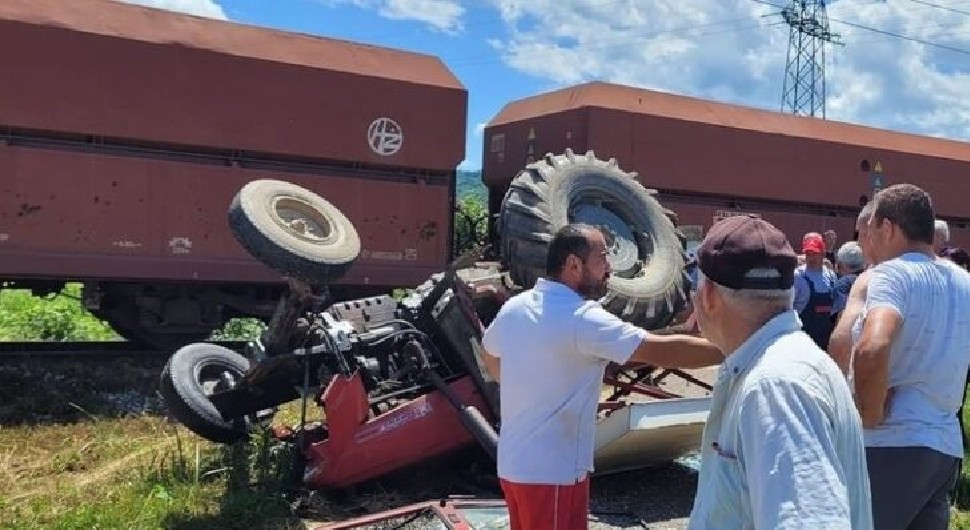 Vozač nije poštovao signalizaciju: Teretni voz ŽRS naletio na traktor