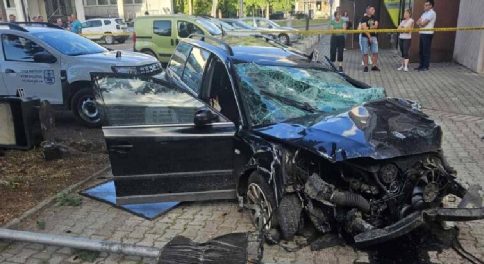 Stravičan udes u Laktašima: Preletio autom raskrsnicu i završio pred Gradskom upravom