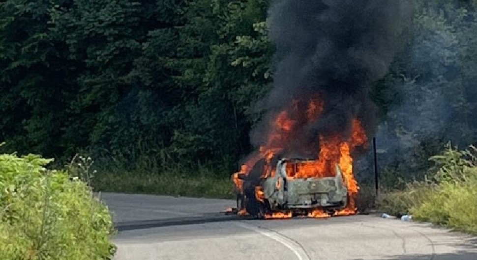 Vatra “guta” automobil: Dramatičan prizor na putu Banjaluka – Kneževo, saobraćaj stopiran