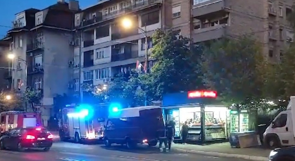 Drama u centru Beograda: Mladić prijeti da će skočiti, sve službe na terenu
