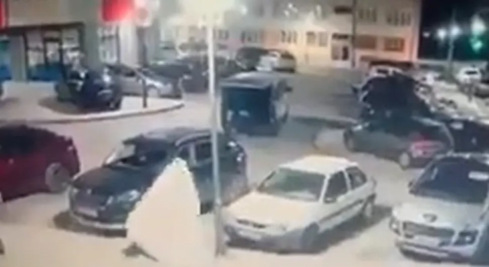 Muškarac prekriven bijelom plahtom zapalio automobil na Palama