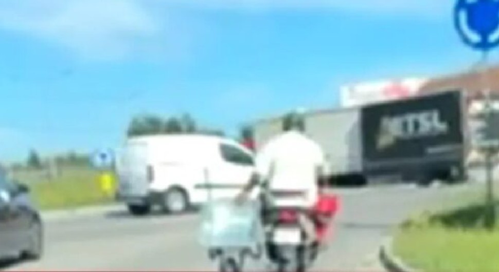 Opasna vožnja u Banjaluci: U jednoj ruci upravlja motociklom u drugoj drži tačke