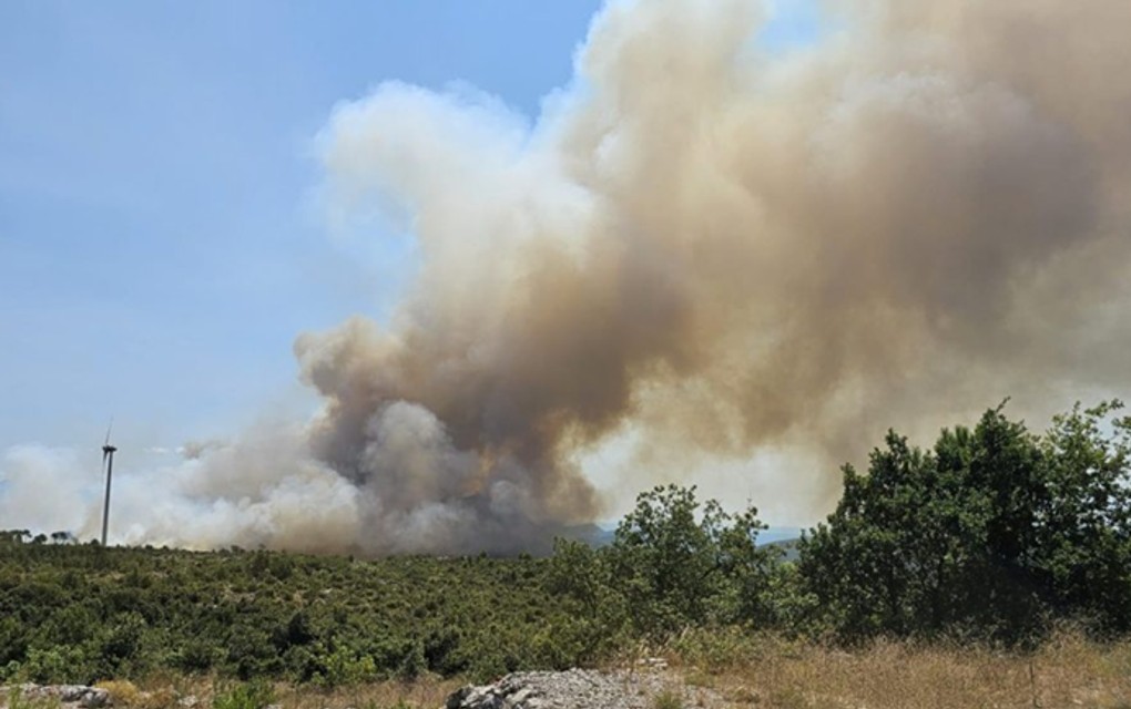 Požar na Pelješcu, gase ga i kanaderi. „Ne izgleda dobro“