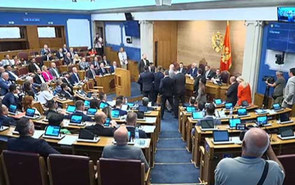 Spajića spriječili da govori: Opozicija u Skupštini napravila HAOS