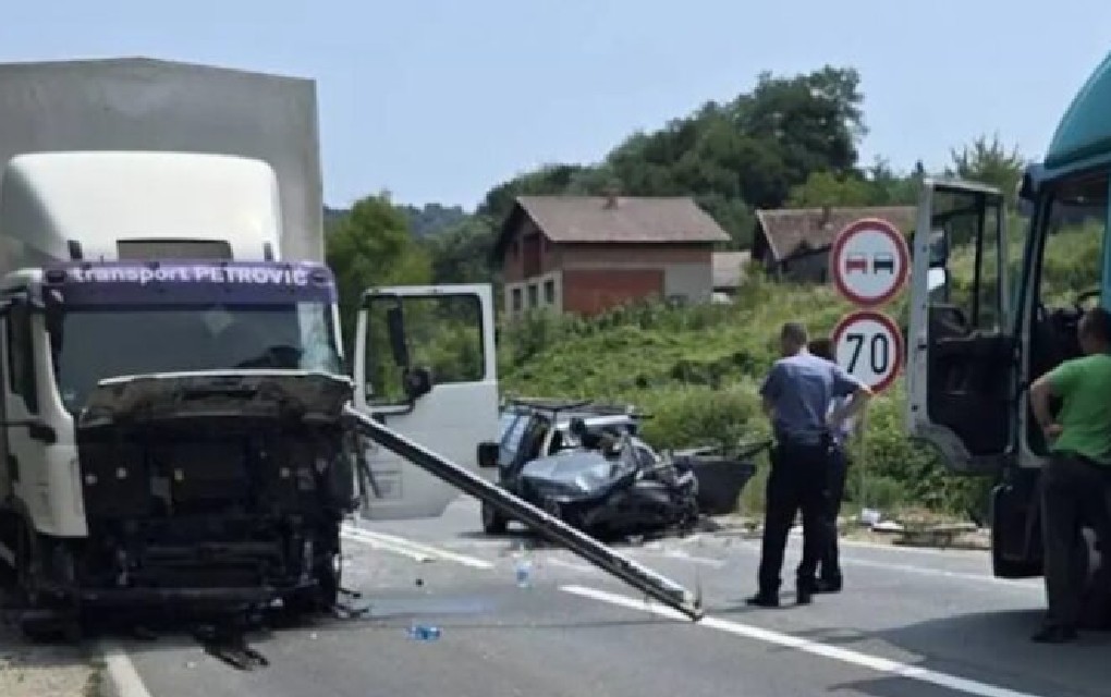 Teška nesreća u BiH: Tri osobe povrijeđene, obustavljen saobraćaj