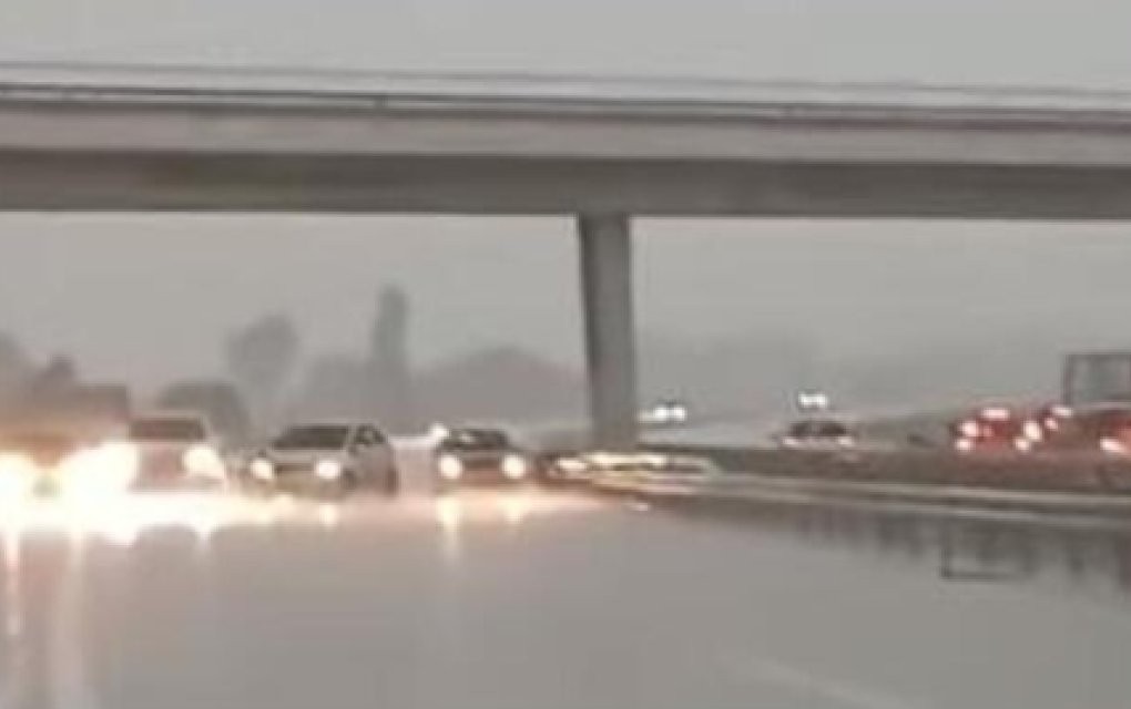 Dramatičan snimak oluje: Blokirali saobraćaj da bi sačuvali vozila