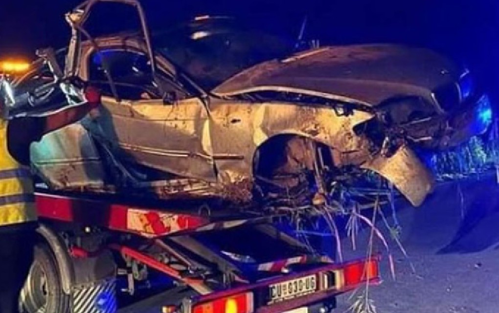 Auto smrskan: Jezive slike udesa, dvije osobe poginule!