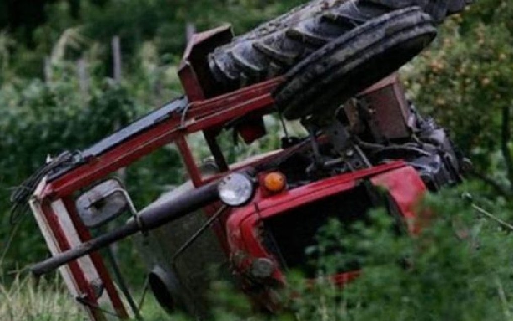 Nesreća u šumi: Prilikom prevrtanja traktora stradao vozač