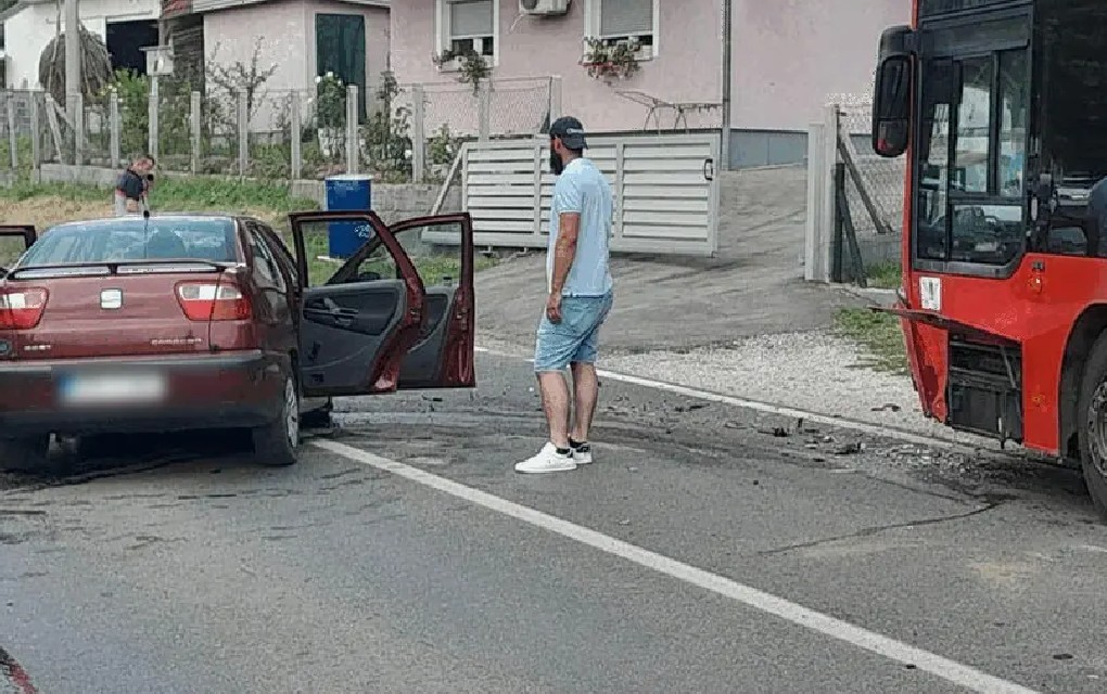 Teška saobraćajka u BiH: U sudaru autobusa i auta poginula jedna osoba