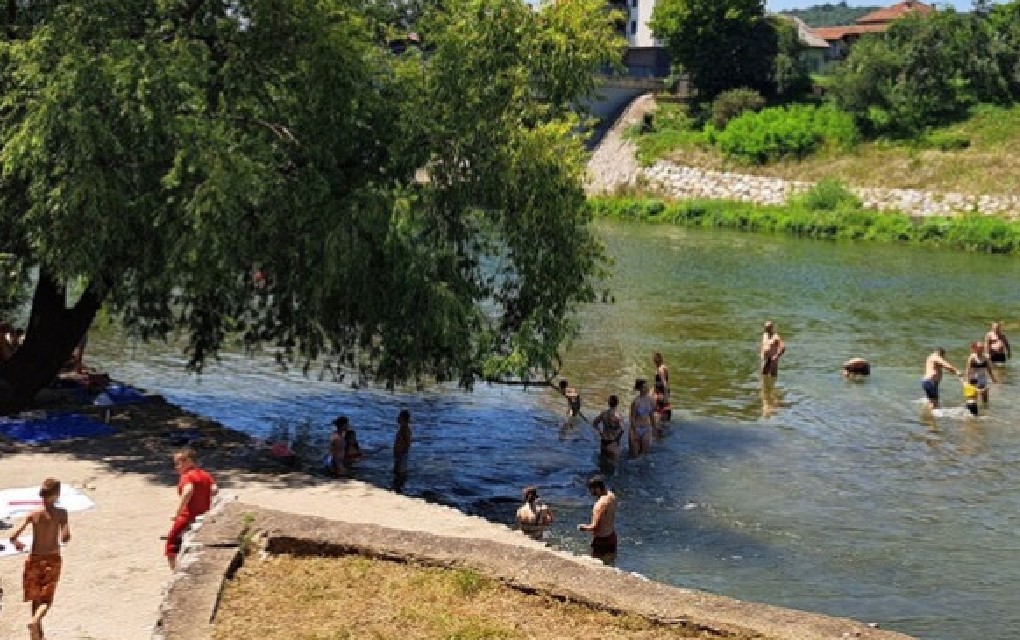 Banjalučani na Vrbasu i bazenima, ulice prazne