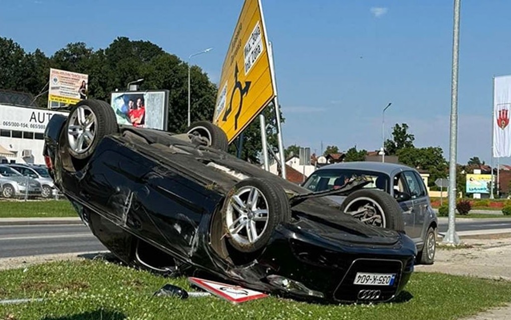 Teška nezgoda u Prnjavoru, auto završio na krovu