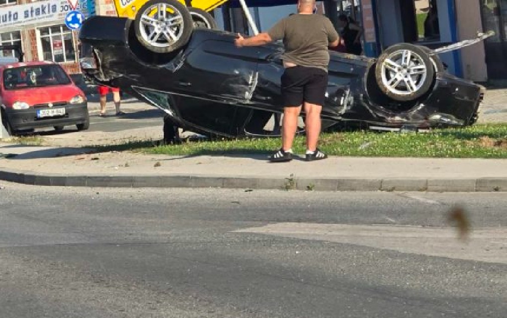 Snimak nesreće u Prnjavoru: “Audi” završio na krovu