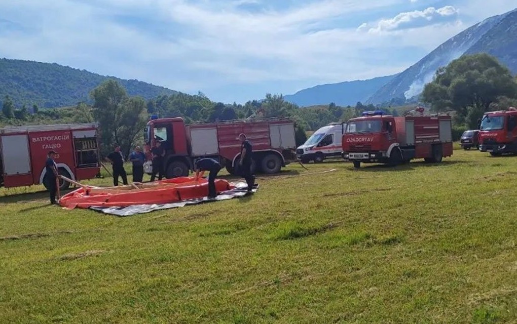 Požar u Gacku: Vatrogasci se bore sa plamenom, helikopter prekinuo dio stihije