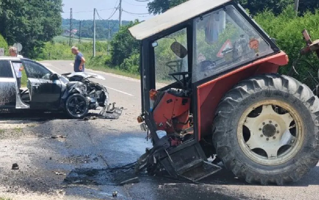 Težak sudar kod Doboja, prepolovljen traktor