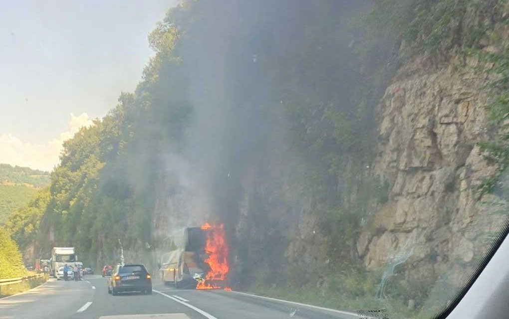 Drama na putu Banjaluka – Mrkonjić Grad, gori autobus