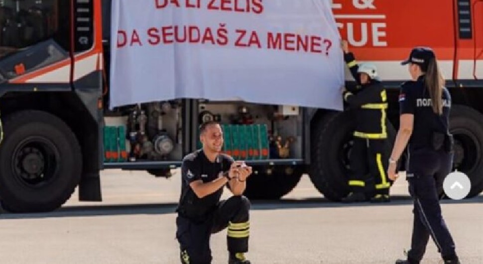 Petar na koljenima dočekao svoju Aleksandru: Vatrogasac na pisti zaprosio djevojku