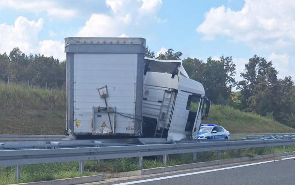 KOLAPS NA AUTOPUTU: Kamion zaustavio saobraćaj!