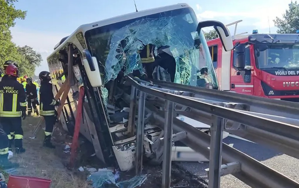 Nesreća u Italiji: Autobus pun putnika probio zaštitnu ogradu