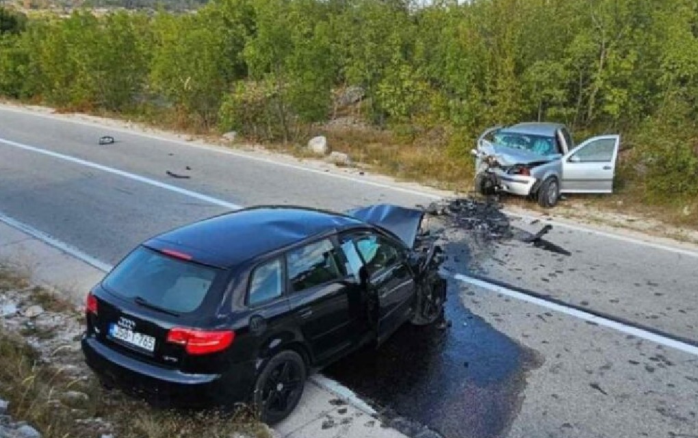 Teška saobraćajna nesreća kod Bileće: U sudaru “golfa” i “audija” stradao muškarac