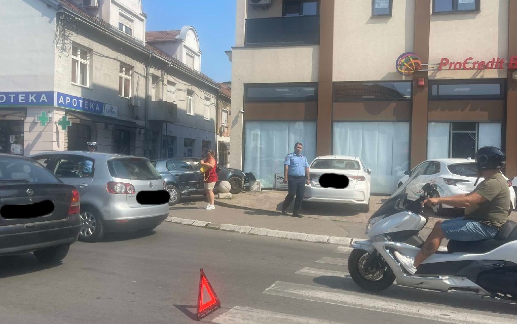 SAOBRAĆAJKA U BANJALUCI Automobil udario u zgradu