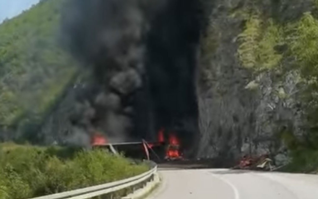 Težak udes: Kamion se prevrnuo i izgorio