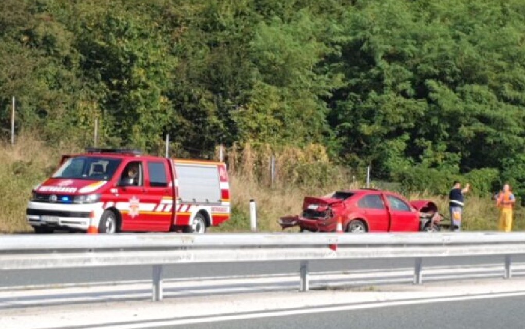 Nesreća na auto-putu: Izgubio kontrolu i udario vozilom u bankinu