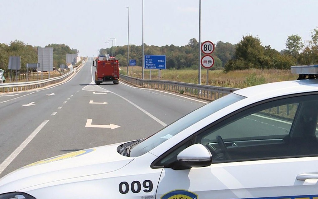 Teška nesreća u BiH: Mercedesom udario u prikolicu traktora, traktorista poginuo