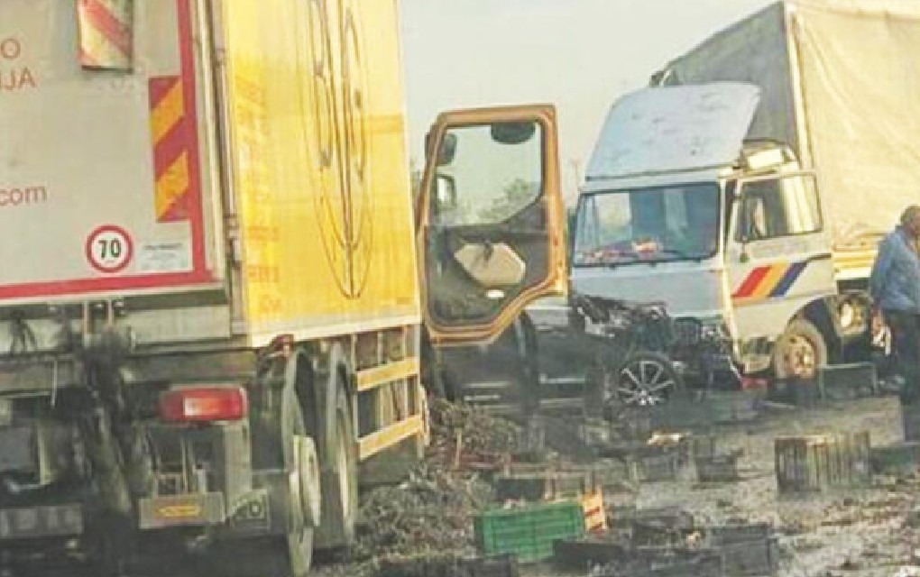 Lančani sudar na auto-putu: Auto smrskan između dva kamiona, saobraćaj u zastoju, kolona duga više od 10 kilometara