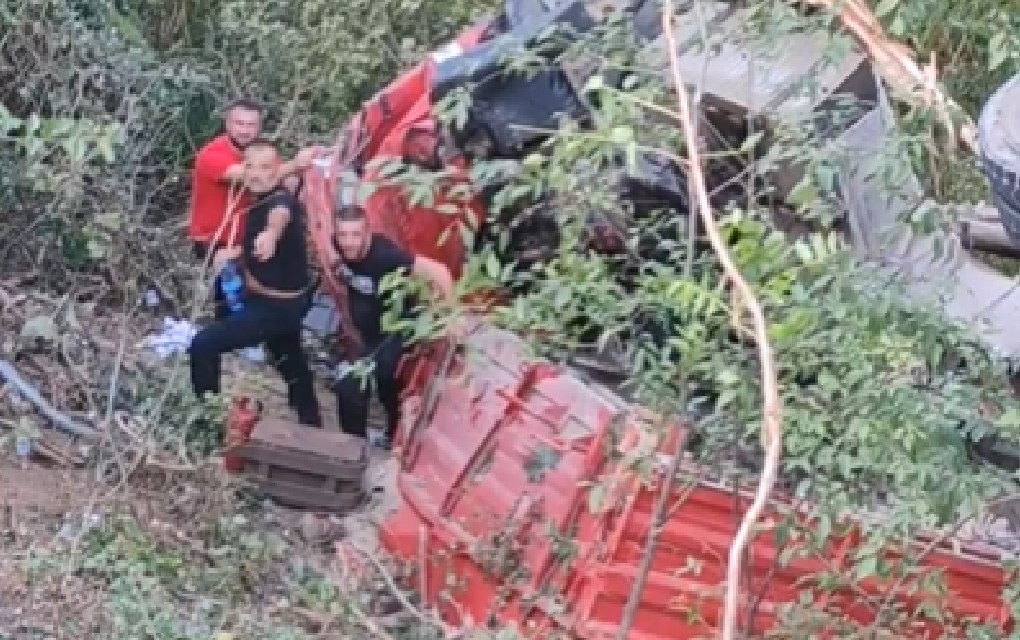 „Odmah smo se zaustavili s vozilom i istrčali prema mjestu nesreće“ Tri čovjeka SPASLA VOZAČA KAMIONA, bez razmišljanja skočili u provaliju