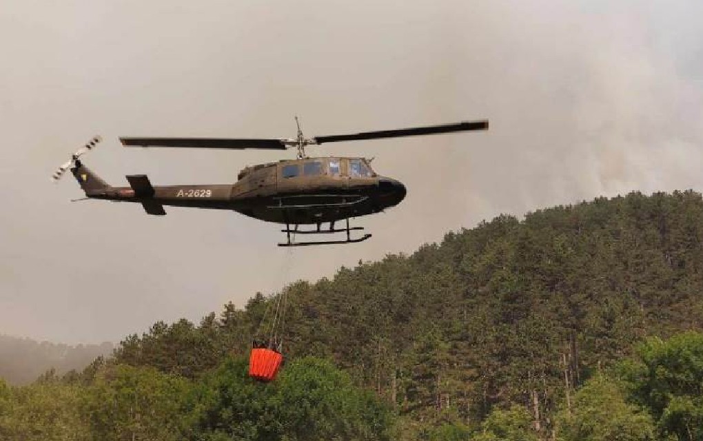 Helikopteri Oružanih snaga gase požare u Zavidovićima i Kladnju