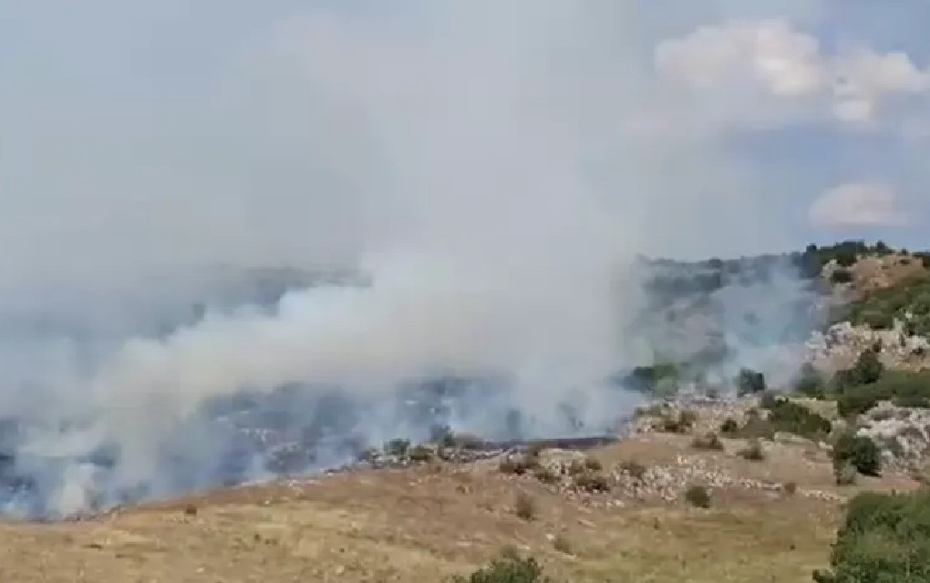 Helikopteri Srpske i Srbije gase požar kod Gacka